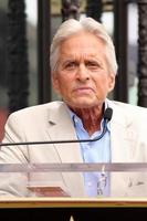 vlos angeles, 1. juli - michael douglas bei der paul rudd hollywood walk of fame star zeremonie im el capitan theater bürgersteig am 1. juli 2015 in los angeles, ca foto