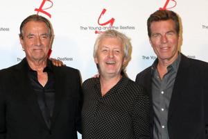 los angeles, 8. september - eric braeden, mal young, peter bergman bei der young and the unermüdlichen 11.000-show-feier in der cbs-fernsehstadt am 8. september 2016 in los angeles, ca foto