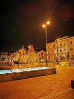 Blick auf die Abendstraße vom Stadtzentrum von Budapest foto