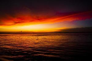 schöne szenische ansicht des meeres gegen orange himmel foto