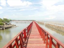 rote Holzbrücke am Wasser foto