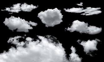 Reihe von weißen Wolken auf schwarzem Hintergrund isoliert. foto