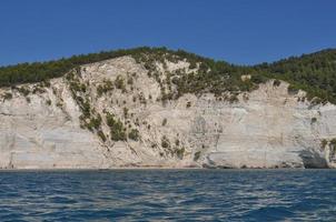 weiße klippen in vieste foto