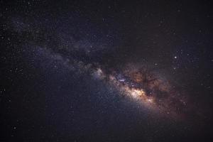 Milchstraßengalaxie und Weltraumstaub im Universum, Foto mit langer Belichtungszeit, mit Korn.