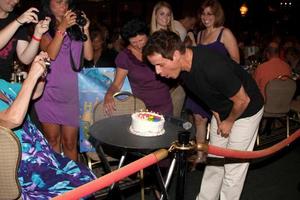 los angeles, 26. august - christian leblanc, französische fans beim young and restless fan dinner 2011 im universal sheraton hotel am 26. august 2011 in los angeles, ca foto