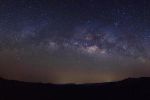 Sternenhimmel, Milchstraßengalaxie mit Sternen und Weltraumstaub im Universum, Langzeitbelichtungsfoto, mit Korn. foto