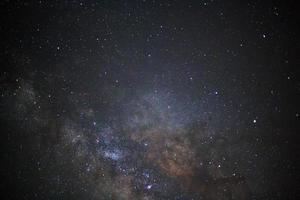 Milchstraßengalaxie und Weltraumstaub im Universum, Foto mit langer Belichtungszeit, mit Korn.