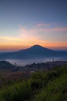 Sonnenaufgang am nebligen Morgen in Khao Takhian Ngo View Point in Khao-Kho Phetchabun, Thailand foto