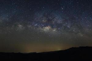 Sternenhimmel, Milchstraßengalaxie mit Sternen und Weltraumstaub im Universum, Langzeitbelichtungsfoto, mit Korn. foto