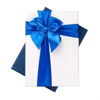 weiße Geschenkbox mit blauem Band isoliert auf weißem Hintergrund foto