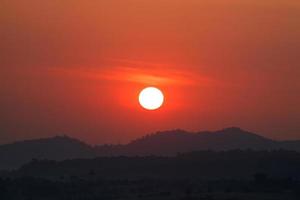 schöner Berg und Sonnenaufgang foto