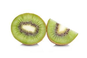 in Scheiben geschnittene Kiwis, isoliert auf weiss foto