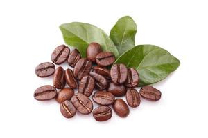 Kaffeebohnen und Blätter auf weißem Hintergrund foto