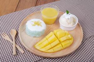 Dessert süßer Klebreis mit Mango-Kokosmilch foto