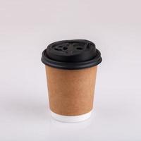 Kaffee zum Mitnehmen mit Getränkehalter auf weißem Hintergrund foto