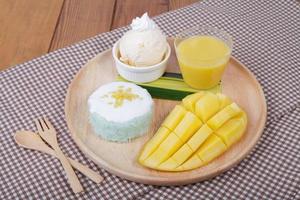 Dessert süßer Klebreis mit Mango-Kokosmilch und Eiscreme, Mangopudding foto