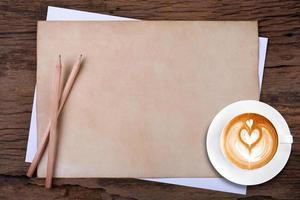 leeres papier mit bleistift und einer tasse kaffee auf holz foto