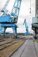 blaue Kräne im Hafen oder Hafen foto