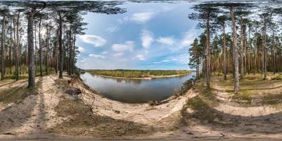 Vollständiges nahtloses sphärisches Panorama 360-Grad-Winkelansicht am Abgrund eines breiten Flusses im Pinienwald an sonnigen Sommertagen in equirectangularer Projektion, bereit für ar vr-Virtual-Reality-Inhalte foto