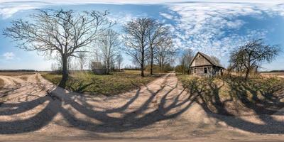 Vollständiges, nahtloses sphärisches HDRI-Panorama 360-Grad-Winkelansicht in der Nähe eines verlassenen Holzhauses in einem Dorf in der Nähe einer riesigen Eiche in äquirechteckiger Projektion, bereit für virtuelle Realitätsinhalte foto