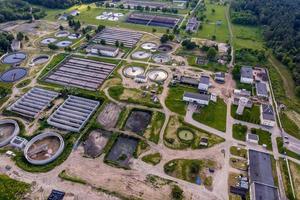 Luftaufnahme Moderne Kläranlage der Stadt foto