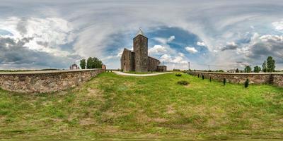 Vollständiges, nahtloses sphärisches Hdri-Panorama 360-Grad-Winkel in einem kleinen Dorf mit dekorativer Architektur im mittelalterlichen Stil Kirche in equirectangular sphärischen Projektion mit Zenit und Nadir. vr-Inhalt foto