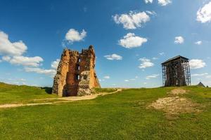 ruinen einer alten mittelalterlichen verlassenen ritterburg des großherzogtums litauen, des größten staates europas mit schotterweg an sonnigen sommertagen foto