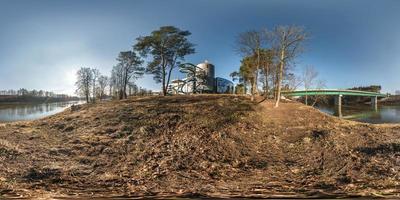 Vollständiges nahtloses sphärisches Panorama 360-Grad-Winkelansicht am Ufer des Flusses Neman in der Nähe der Brücke am sonnigen Morgen in equirectangularer Projektion, bereiter VR- und Virtual-Reality-Inhalt foto