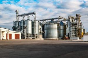 Agro-Verarbeitungs- und Produktionsanlage für die Verarbeitung und Silbersilos für die Trockenreinigung und Lagerung von landwirtschaftlichen Produkten, Mehl, Getreide und Getreide. Getreidespeicher foto