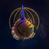 neujahr kleiner planet. sphärische Luft 360-Grad-Panorama-Nachtansicht auf einem festlichen Platz mit einem Weihnachtsbaum foto