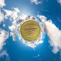 Little Planet Transformation von sphärischem Panorama 360 Grad. sphärische abstrakte luftaufnahme im feld mit fantastischen schönen wolken. Krümmung des Raumes. foto