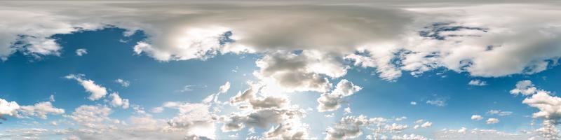 blauer Himmel mit schönen Wolken. nahtloses Hdri-Panorama 360-Grad-Winkelansicht mit Zenit zur Verwendung in 3D-Grafiken oder Spieleentwicklung als Himmelskuppel oder Drohnenaufnahme bearbeiten foto