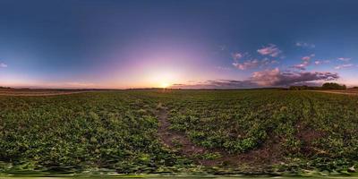 Vollständiges nahtloses sphärisches Hdri-Panorama 360-Grad-Winkelansicht zwischen Feldern im Sommerabendsonnenuntergang mit fantastischen Wolken in gleichrechteckiger Projektion, bereit für die virtuelle Realität von vr ar foto