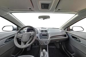 Panorama im Innensalon des modernen Prestigeautos Ravon R4 weißer isolierter Hintergrund foto