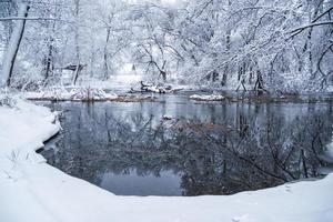 Winterlandschaft am Fluss. schneebedeckte Bäume mit Frost. Wintermärchen