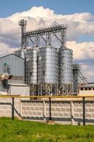 Panoramablick auf Agro-Silos Getreidespeicher Aufzug auf Agro-Verarbeitungsanlage zur Verarbeitung Trocknung Reinigung und Lagerung von landwirtschaftlichen Produkten, Mehl, Getreide und Getreide. foto