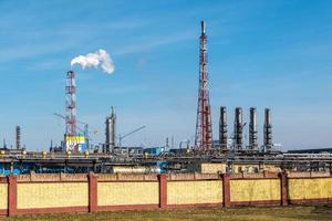 Rohrleitungen eines Chemieunternehmens. Luftverschmutzungskonzept. Umweltverschmutzung der Industrielandschaft foto