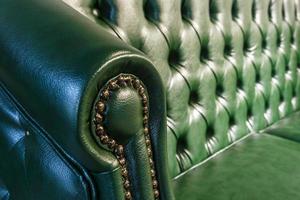 Lederhintergrund im Chester-Stil für Möbel Sofa grüne Farbe mit. Echtlederbezug in englischem Elfenbein für Elite-Loft-Interieur foto