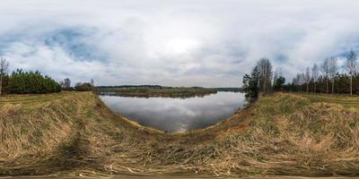 Vollständiges nahtloses Panorama 360-Winkel-Ansicht an der hohen Klippe des breiten Flussufers an sonnigen Tagen. Skybox als Hintergrund in equirectangular sphärischen äquidistanten Projektion für VR-Inhalte foto