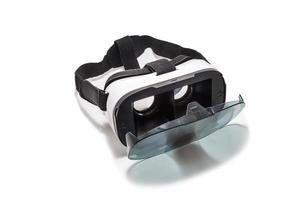 Gerät zum Ansehen von Filmen für Reisen und Unterhaltung im 3D-Raum. vr ar 360 Virtual-Reality-Brille Karton für Handy isoliert auf weißem Hintergrund. foto