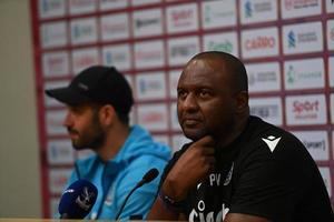 kallang-singapur-14jul2022-patrick vieira Manager der Crystal Palace-Pressekonferenz vor dem Training im Nationalstadion, Singapur foto