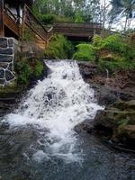 Wasserfallnatur schäumender Fluss in der Felsenansicht schöne Natur foto