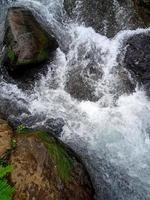 schäumender fluss in der felsenansicht der schönen natur foto