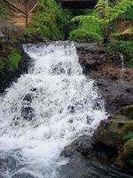 schäumender fluss in der felsenansicht der schönen natur foto