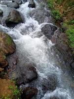 schäumender fluss in der felsenansicht der schönen natur foto