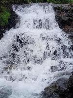 schäumender fluss in der felsenansicht der schönen natur foto