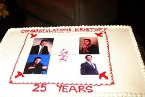 los angeles, feb 12 - cake at the kristoff st john feiert 25 jahre bei ynr in der cbs tv city am 12. februar 2016 in los angeles, ca foto