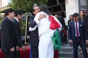 los angeles, aug 21 - los tigres del norte, marco antonio solis bei den los tigres del norte geehrt auf dem hollywood walk of fame im live nation building am 21. august 2014 in los angeles, ca foto