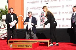 los angeles, 4. feb - robert deniro bei der handabdruck- und fußabdruckzeremonie von robert deniro im forcourt des tcl chinese theater am 4. februar 2013 in los angeles, ca foto