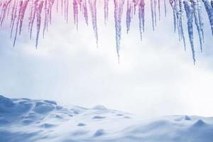 weiße Eiszapfen vor dem blauen Winterhimmel. foto